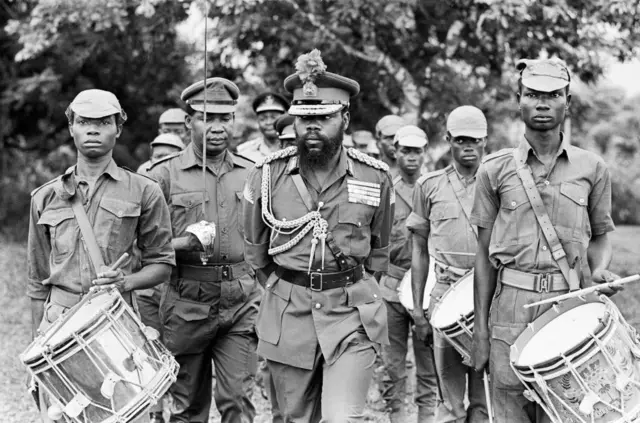 Chukwuemeka Ojukwu shugaban rundunar sojojin ƴan aware ta Biafra.