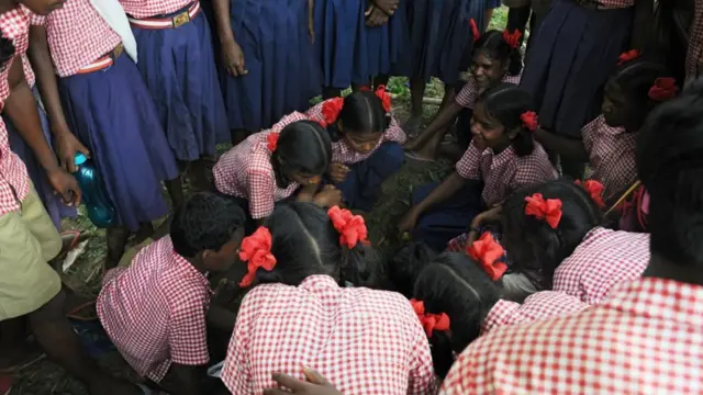 Sejumlah anak sekolah dan warga desa dalam sebuah pertemuan: maraknya kekerasan seksual terhadap perempuan dan bocah perempuan menimbulkan kemarahan publik.