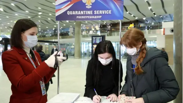 রাশিয়ার একটি বিমানবন্দরে যাত্রীদের করোনাভাইরাসের উপসর্গ পরীক্ষা করা হচ্ছে।