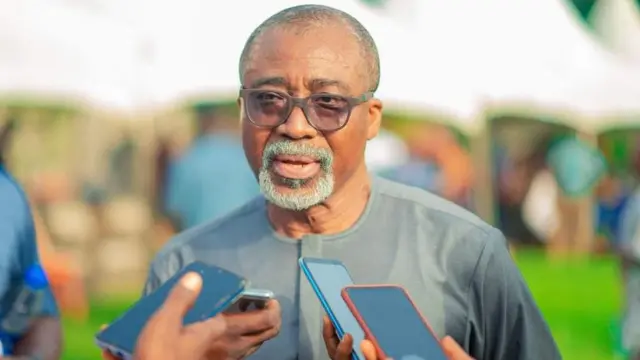 Sinetọ Enyinnaya Abaribe na-anọchiteanya Abia Saụt n'ụlọomeiwu Sineti Naịjirịa,