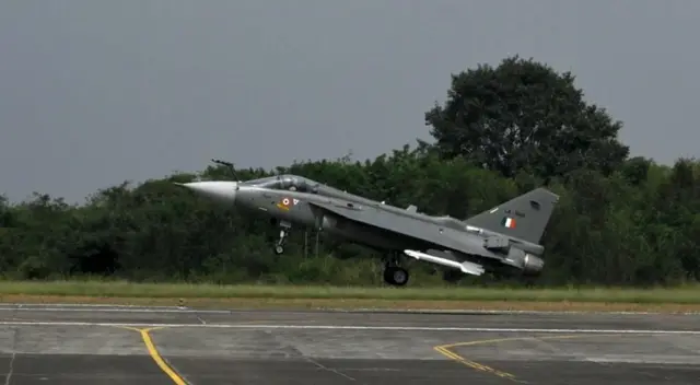 દુબઈમાં તેજસ વિમાન દુર્ઘટનાગ્રસ્ત, અલમકતૂમ ઍરપોર્ટ, તેજસ વિમાનની ખાસિયતો શું છે, ભારતીય એરફોર્સે તપાસના આદેશ આપ્યા, બીબીસી ગુજરાતી ઇન્ટરનેશનલ ન્યૂઝ આંતરરાષ્ટ્રીય સમાચાર.