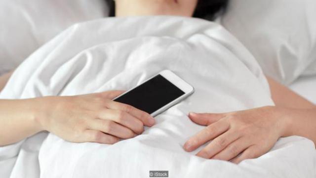 Liệu nhìn vào smartphone ngay trước khi bạn ngái ngủ có ảnh hưởng đên giấc ngủ của bạn không?