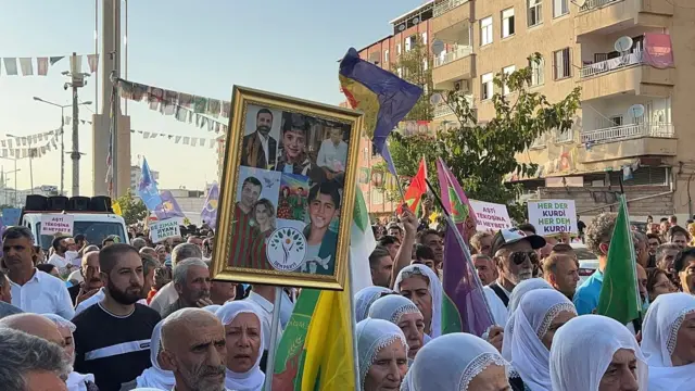 Yürüyüşe katılanlar, eski HDP Genel Başkanı Selahattin Demirtaş'ın fotoğraflarını da taşıdı ve sık sık Demirtaş'ın özgürlüğü için sık sık sloganlar attı