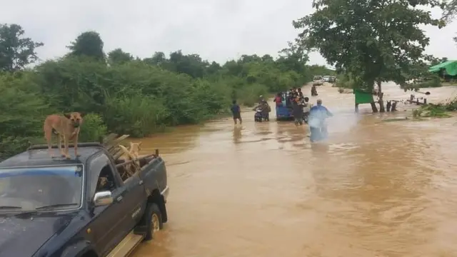 ဥရုချောင်းရိုးဘေး တစ်လျောက် ကရွာတွေရေကြီးနေပြီး ကားလမ်းပေါ်ရေတွေကျော်နေ