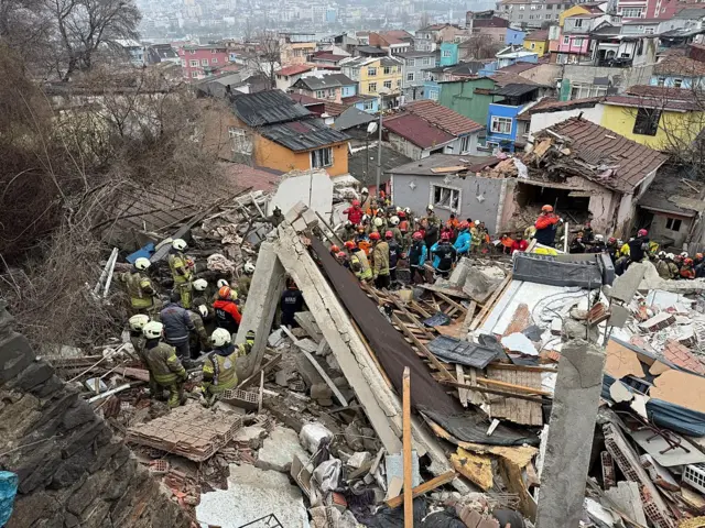 Ekipler Fatih'te çöken iki binaların enkazında arama kurtarma çalışmalarında bulunuyor
