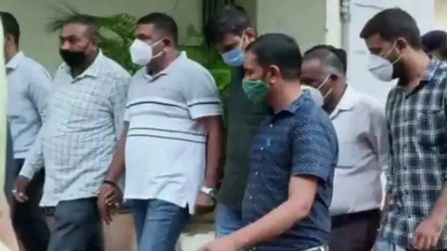 આરોપને પકડીને લઈ જતી પોલીસ