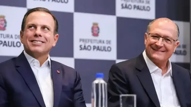 Fotografia colorida mostra João Doria ao ladoapostas esportivas online betanoGeraldo Alckmin