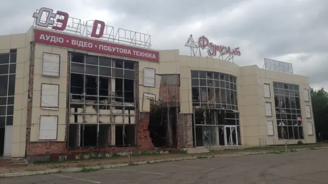 супермаркет "Лелека" справа і магазин побутової техніки "Ельдорадо"