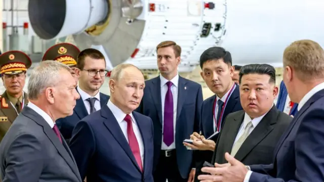 Ким Чен Ын көптөгөн суроолорду берип жатты.