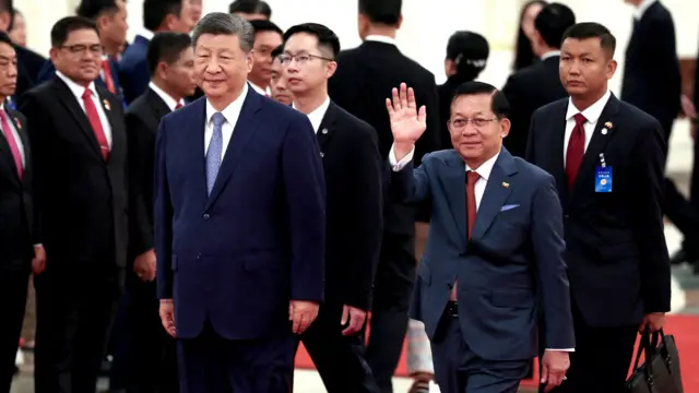 2026年6月16日，中国国家主席习近平（左）与缅甸总统敏昂莱（右）于中国北京人民大会堂出席欢迎仪式。