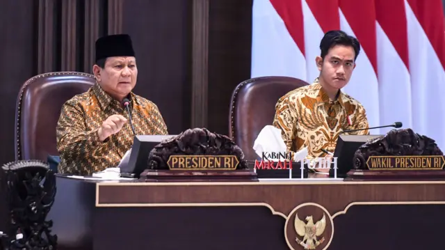 Presiden Prabowo Subianto (kiri) dan Wakil Presiden Gibran Rakabuming Raka memberikan arahan saat sidang kabinet paripurna di Kantor Presiden, Jakarta, Rabu (23/10/2024). 
