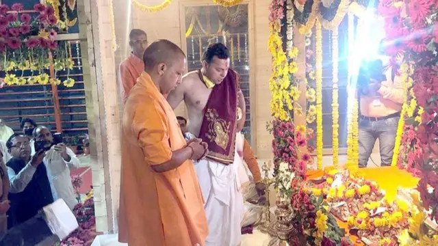 अयोध्येत रामाची पूजा करताना योगी आदित्यनाथ