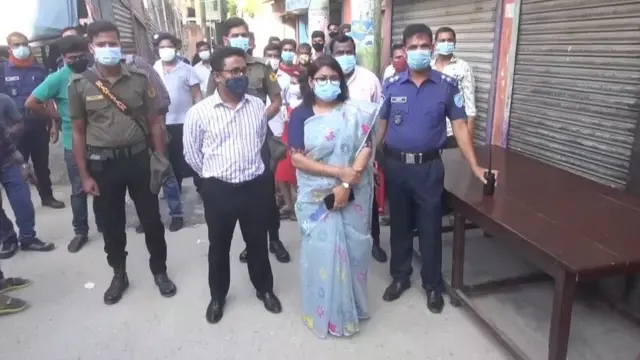 খাদ্য সহায়তা পৌঁছে দিতে কাজ করছে প্রশাসন।