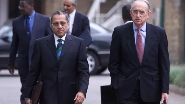 আইসিসি-র প্রথম এশিয়ান প্রেসিডেন্ট জগমোহন ডালমিয়া (বাঁয়ে)। ২০০০