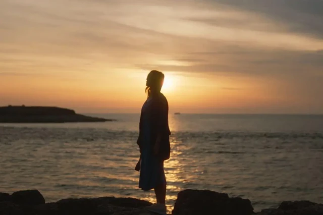 Sheila Dara berperan sebagai Sore