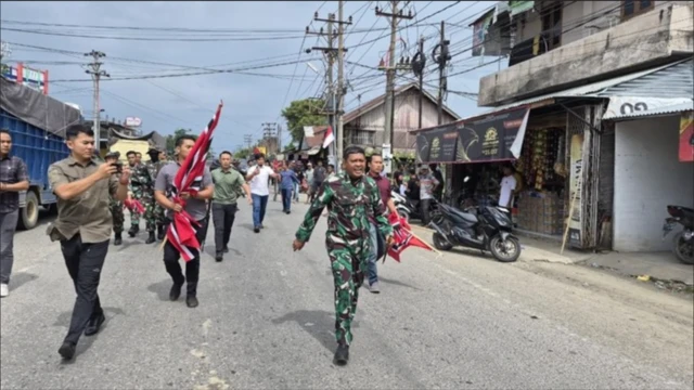 TNI membubarkan aksi pengibaran bendera bulan bintang yang dilakukan sekelompok orang di Simpang Kandang, Kota Lhokseumawe, Kamis (25/12).