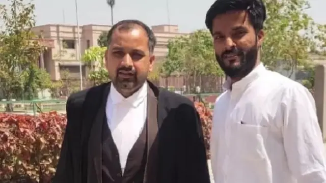 વકીલ રુદ્ર વિક્રમ સિંહ સાથે અરજદાર ડૉ. રજનીશ સિંહ