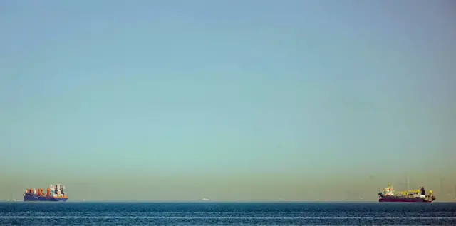 Грузовые суда на рейде Дубая 1 марта пережидают войну