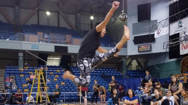 ضربه پا به سمت بالا در ابتدا به عنوان نوعی روش ارتباطی در دشت‌های یخی آلاسکا مورد استفاده قرار می‌گرفت