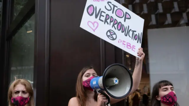 Yokoluş İsyani aktivistlerinin moda devi H&M'in önündeki protestosu