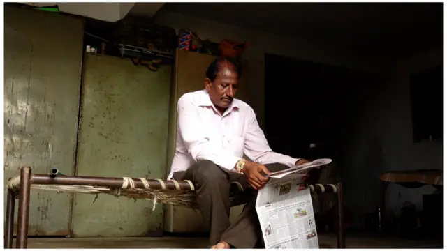 गांव के अपने पुश्तैनी घर में 51 साल बिताने वाले स्थानीय किसान गुड्डू