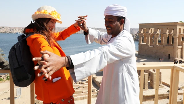 L'actrice espagnole Victoria Abril danse avec un homme au temple de Philae à Assouan, en Egypte - mardi 11 février 2020