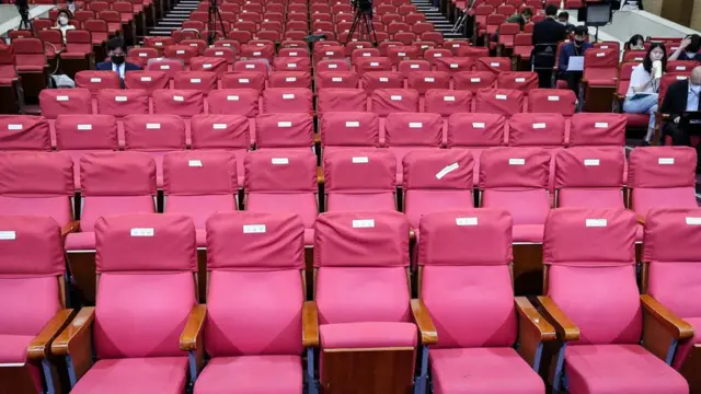 1일 출구조사 발표 후 이재명 총괄선대위원장 등 지도부와 당직자들이 자리를 비워 썰렁해진 더불어민주당 개표상황실