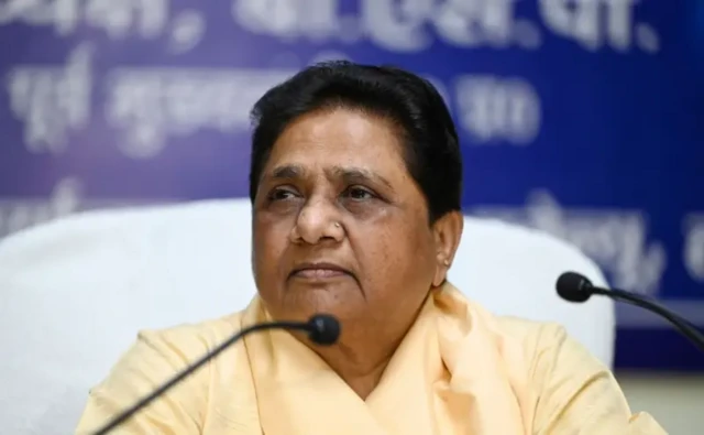 உபி வீழ்ச்சி : டெல்லியில் இருந்து தொகுதி ஒதுக்கீடு செய்த அமித்ஷா - வியூகம் வகுத்த அகிலேஷ் யாதவ்