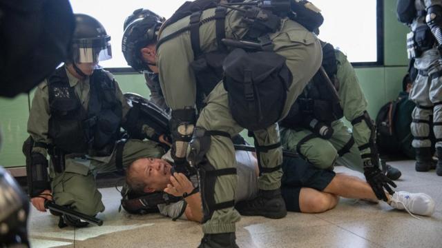 警方在香港的地鐵站採取拘捕行動。