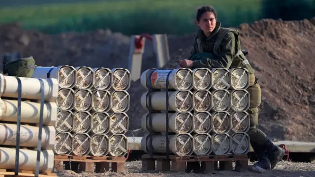 Израильская военнослужащая у границы с сектором Газа 17 мая 2021 года