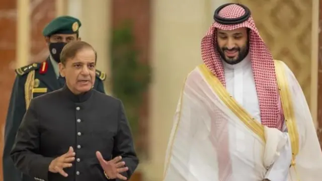 सऊदी अरब के विदेश मंत्री फैसल बिन फरहान के साथ पाकिस्तान के प्रधानमंत्री शाहबाज शरीफ