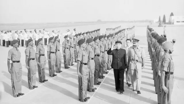 1954 मध्ये चीनचे परराष्ट्र मंत्री चाऊ एन लाय भारताच्या दौऱ्यावर आले असताना, देशाचे पंतप्रधान जवाहरलाल नेहरू यांच्यासोबत भारतीय सैन्य आणि हवाई दलाकडून गार्ड ऑफ ऑनर घेताना