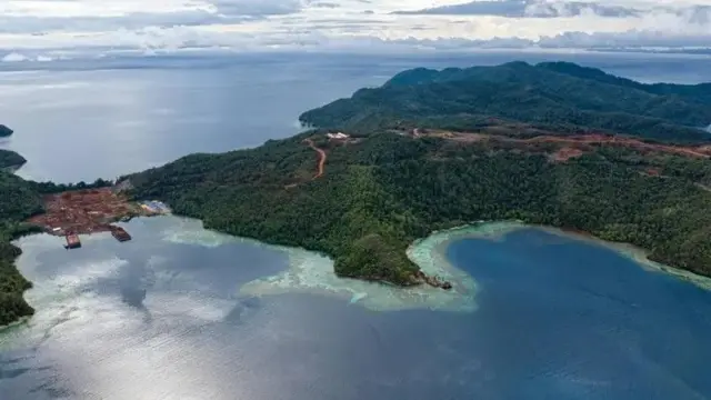 Aktivitas penambangan di Pulau Kawei, yang masuk dalam wilayah Kepulauan Raja Ampat.