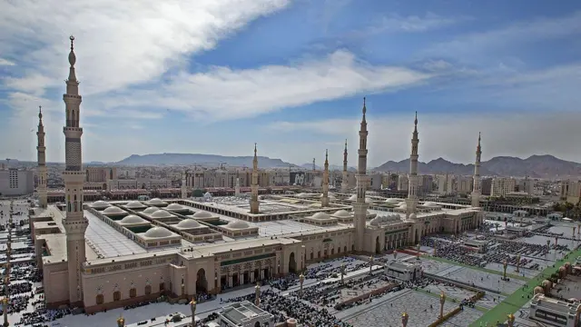 صورة تظهر  المسجد النبوي قي المدينة المنورة بقبابه المرتفعة.