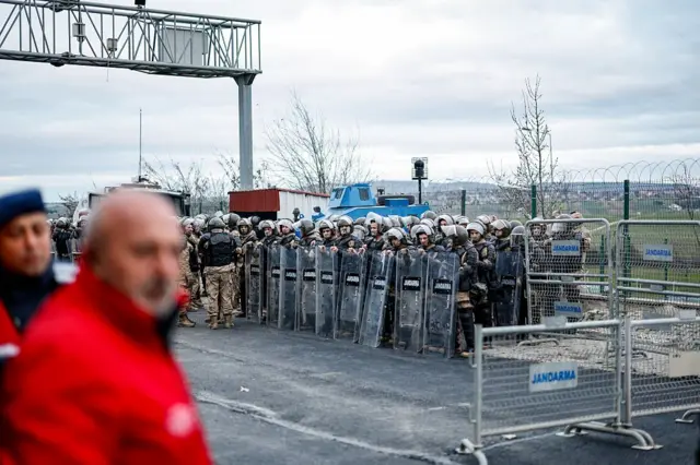 silivride mahkeme önünde bekleyen jandarmalar. 