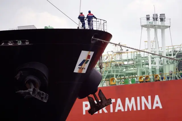 Karyawan berdiri di haluan kapal tanker minyak PT.Pertamina di Pelabuhan Tanjung Priok di Jakarta, Indonesia, pada hari Selasa, 21 April 2020.