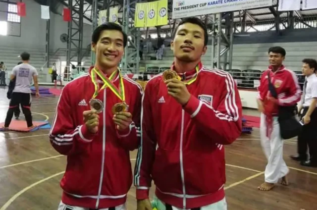 샘과 코브라는 가라테 국가대표 챔피언이었다