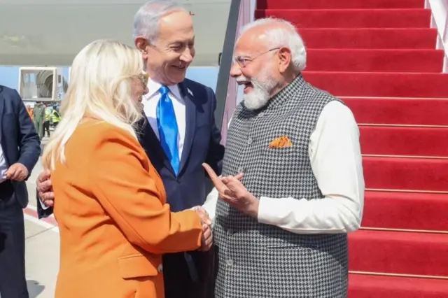 पंतप्रधान नरेंद्र मोदींचे विमानतळावर स्वागत इस्रायलचे पंतप्रधान बिन्यामिन नेतन्याहू आणि त्यांच्या पत्नीने केले