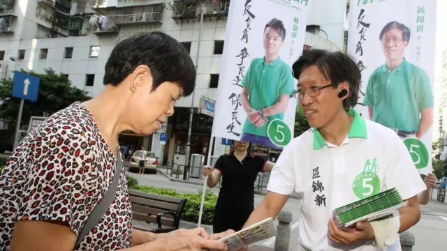 2013年9月6日，民主派候选人区锦新在澳门派发立法会选举传单。 