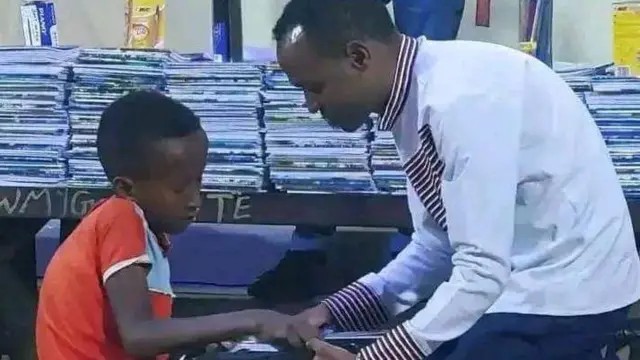 ደበሎ ኢታና ለተማሪዎች ድጋፍ ሲያደርግ