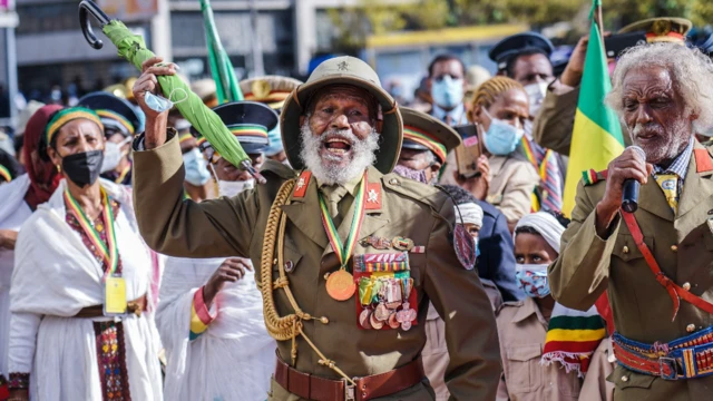 Tsoffin sojoji a Addis Ababa, babban birnin Ethiopia suna murnar zagayowar ranar tunawa da kawo karshen mamayar Italiya a 1941.