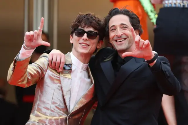 El actor franco-estadounidense Timothée Chalamet (izq.) El actor estadounidense Adrien Brody posa a su llegada a la proyección de la película "The French Dispatch" en la 74ª edición del Festival de Cine de Cannes en Cannes, sur de Francia, el 12 de julio de 2021. (Foto de Valery HACHE / AFP) (Foto de VALERY HACHE/AFP vía Getty Images)