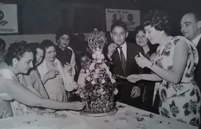 صبي يحتفل مع والديه ومعارفه بوصوله سن البلوغ