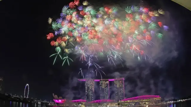 Singapur Marina Bay sahil şeridi için havai fişek gösterisi.