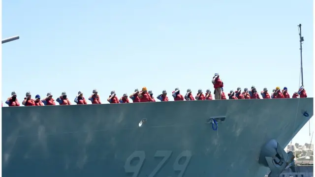 청해부대 30진 강감찬함 장병들이 파병임무를 위해 8월 13일 부산작전기지에서 해군 장병들의 환송 속에 출항하고 있다