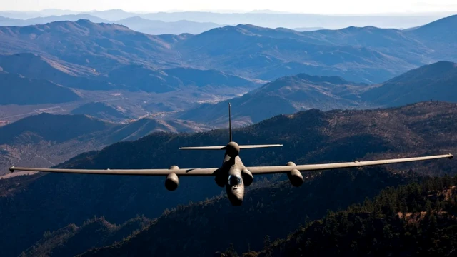 Конструкция U-2 - узкий тонкий корпус и длинные крылья - помогает ему удерживаться в воздухе в верхних слоях атмосферы