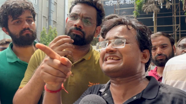 વિદ્યાર્થીઓનો સવાલ છે કે લાખો રૂપિયાનો ખર્ચ કરવા છતાં પણ કોઈ સુવિધા મળતી નથી