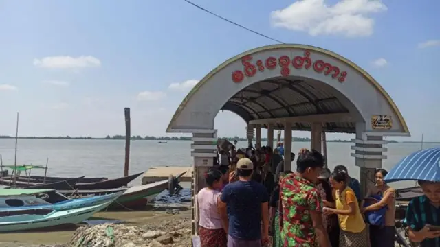 ပင်လယ်အစပ်ကျေးရွာတွေက ဒေသခံတွေ လပွတ္တာမြို့ပေါ် တိမ်းရှောင်လာကြတာဖြစ်ပါတယ်။