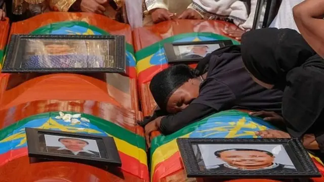 নিহতদের স্বজনের আহাজারি।