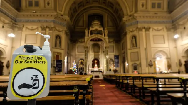 Kiliselerdeki Noel ayinlerinde sıkı tedbirler uygulanıyor.